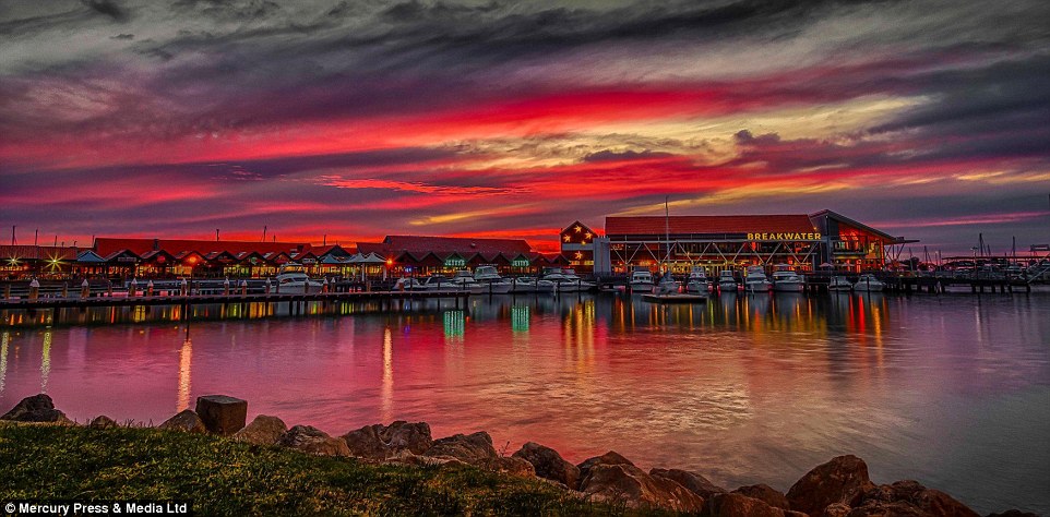 风暴追逐者在澳大利亚珀斯附近捕捉到一组令人惊叹的闪电照片