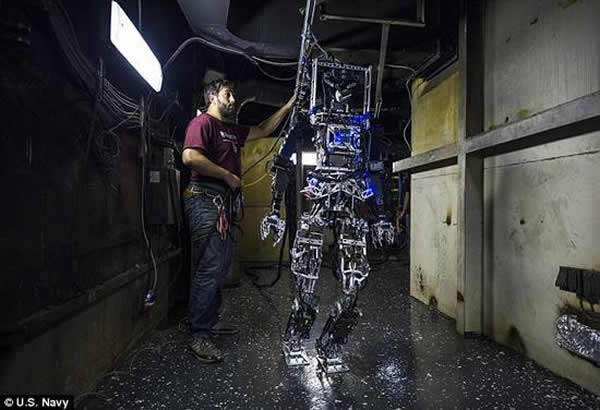 这种机器人设计的长远目标是使其能够提供帮助,让海上的船员们远离火灾的危险。