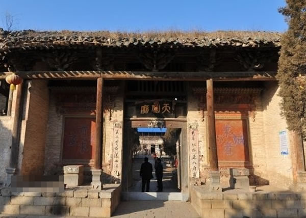 天仙庙门前左右对称的一对清代风格的石狮子在去年被盗,至今仍下落不明。