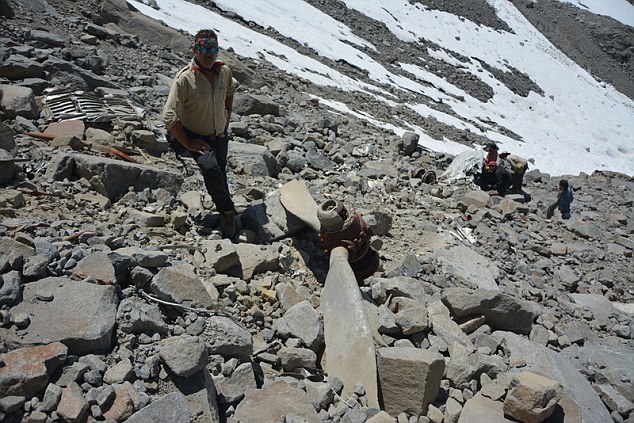 登山队意外在安第斯山脉茂雷山区发现1961年失事客机的残骸
