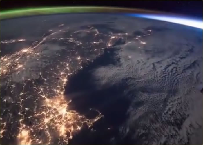 维尔莫直击北极光(左上方)遇上日出(右上方)的一刻