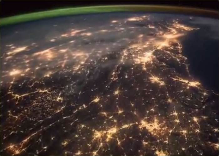 北极光首先出现在左上方