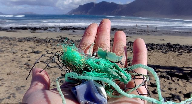 随手可抓来一把塑胶垃圾。