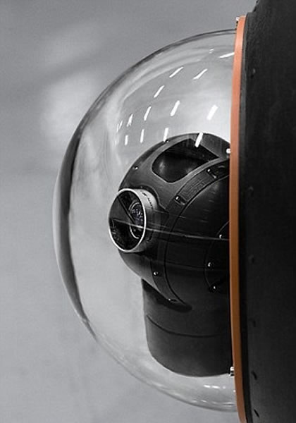 “战斗球”两侧装有镜头。