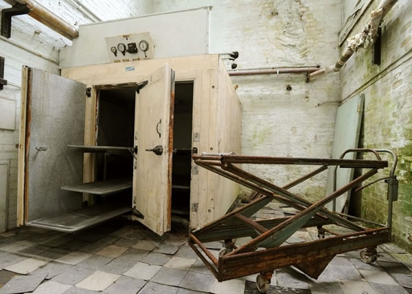 精神病院内部阴森可布,有不少已经荒废设施。