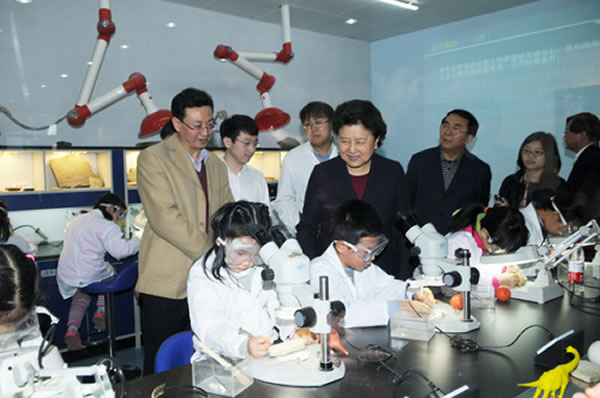 参观中国古动物馆达尔文实验站