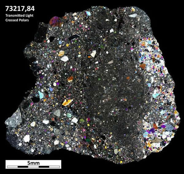 用于此项研究的月表冲击熔融碎屑岩样品(编号73217)正交偏光透射显微照片。样品由阿波罗17号宇航员取自月表一处山丘滑坡区域。图像中可以很清楚的看到各种不同的矿