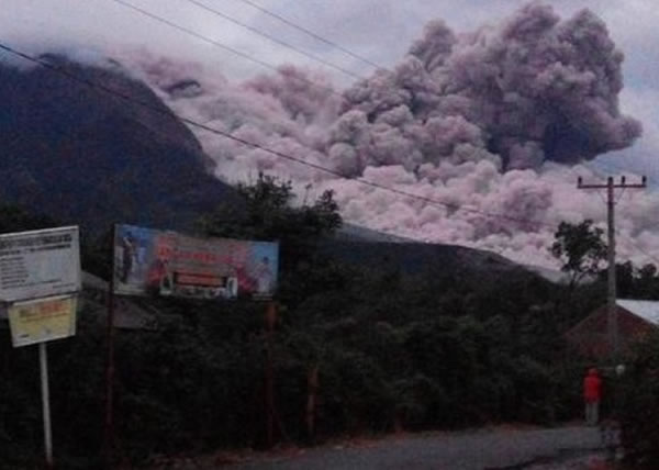 锡纳朋火山再度喷发,浓烟直冲半空。