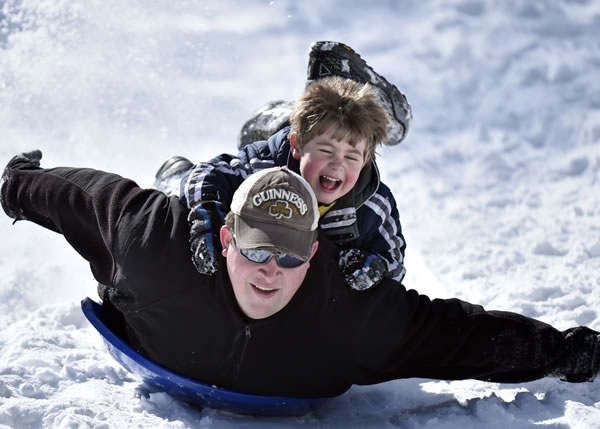 一名慈父携子外出滑冰,玩得不亦乐乎。