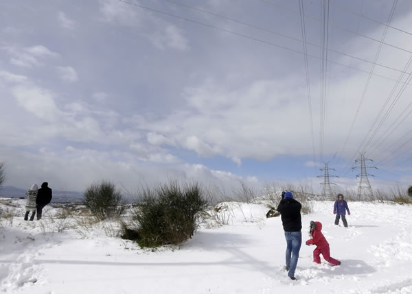 冰雪漫天是一家打雪球大战,联系感情的好时机。