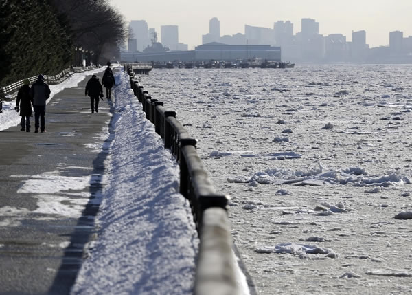 纽约哈德逊河结了一层厚厚的冰。