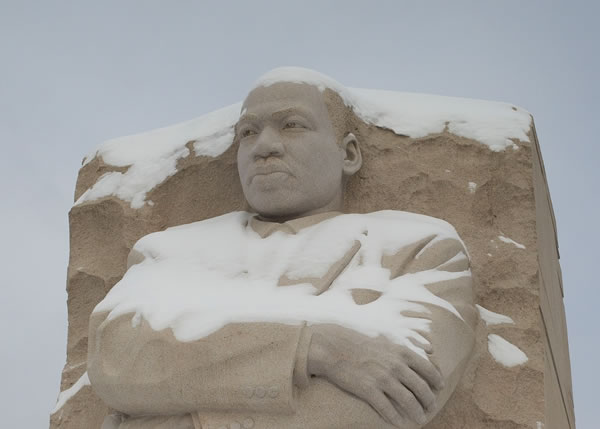 在华盛顿国家大草坪,连黑人民权领袖马丁路德金像也披上皑皑白雪。