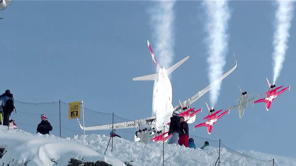 战机喷出白烟展示飞行轨迹