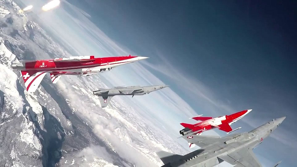 空巴A320客机与F-5E战机组成队形