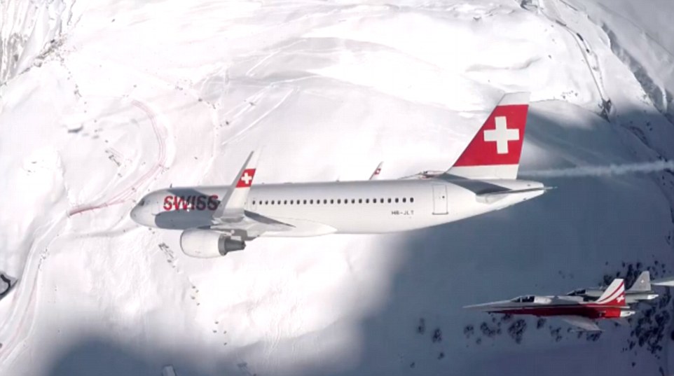 飞机在雪白山岭上高速飞翔