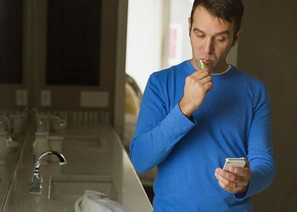 现代人随时随地查看手机,研究指可能是想慰借心情不佳。