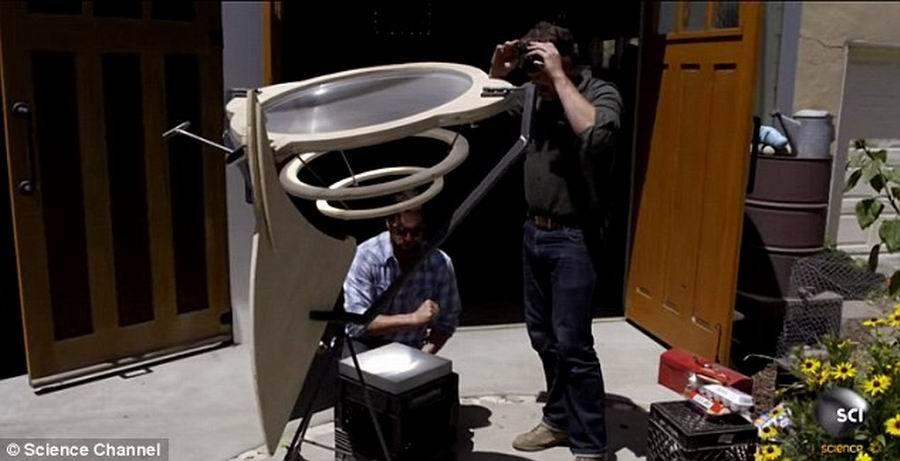 两位科学家在车库中制作了一个“射线武器”,它有点儿像科幻类型武器,能够释放致命射线,通过一个菲涅耳透镜使太阳射线融化锌和铝金属,射线温度高达660摄氏度。