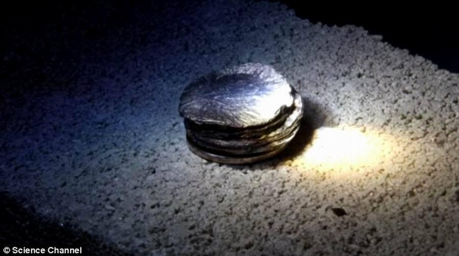 如图所示,这种太阳能武器可用于融化锌金属,意味着其温度最高达到660摄氏度,该装置是由凯文-摩尔和格兰特-雷诺兹制造的。