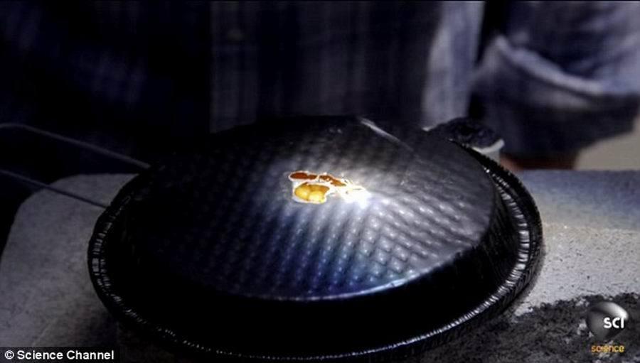 他们将铝金属包装的一包爆米花放置在菲涅耳透镜之下,射线很快灼烧一个洞,穿透铝金属包装,露出其中的爆米花。