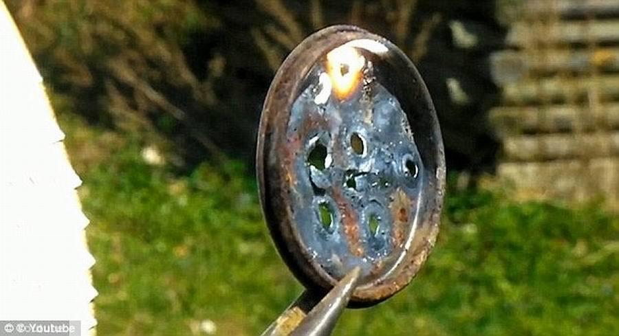 这种太阳能装置高度1.7米,镜面直径1.07米,可以产生足够的能量融化金属,汽化铝金属,瞬间融化任何有机物质。图中显示该射线装置将一个油漆罐的盖子烧出一个洞。