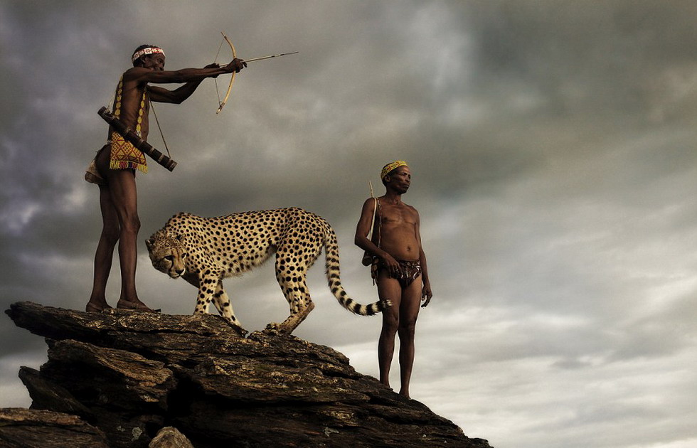 探秘非洲原始部族,猎手持弓箭与猎豹作伴。