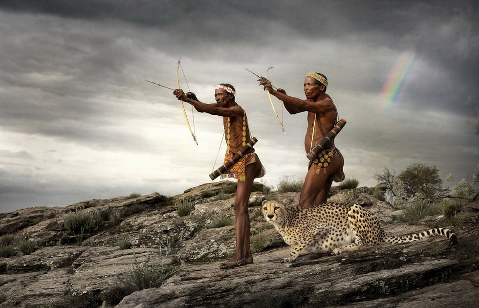 探秘非洲原始部族,猎手持弓箭与猎豹作伴。