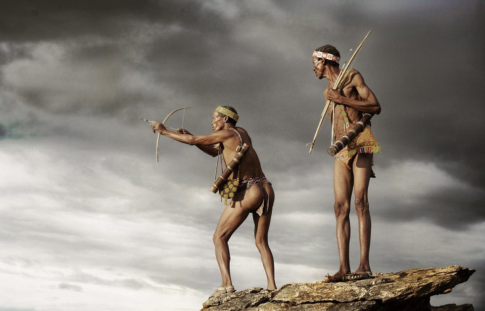 探秘非洲原始部族,猎手持弓箭与猎豹作伴。