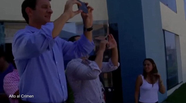 摄制队专心拍摄UFO