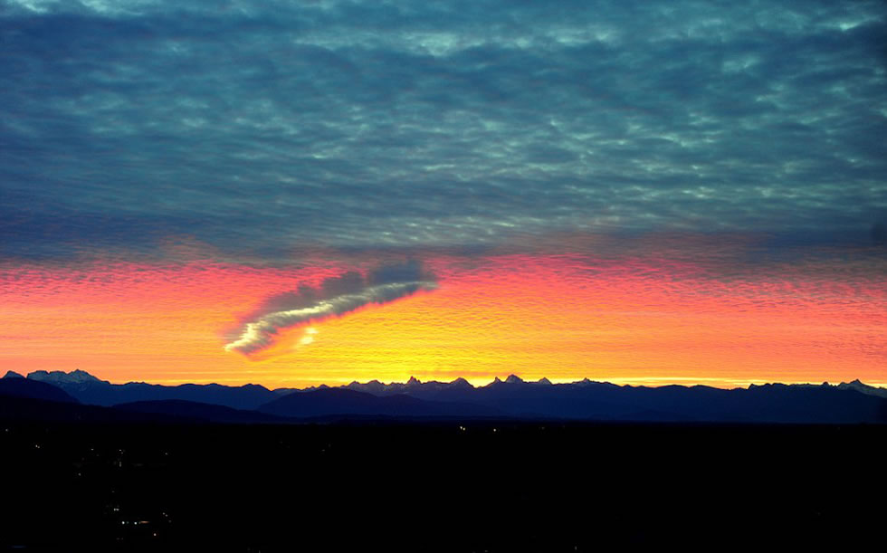 2月22日,加拿大不列颠哥伦比亚省地区居民费尔南德斯拍摄到的穿洞云景象。