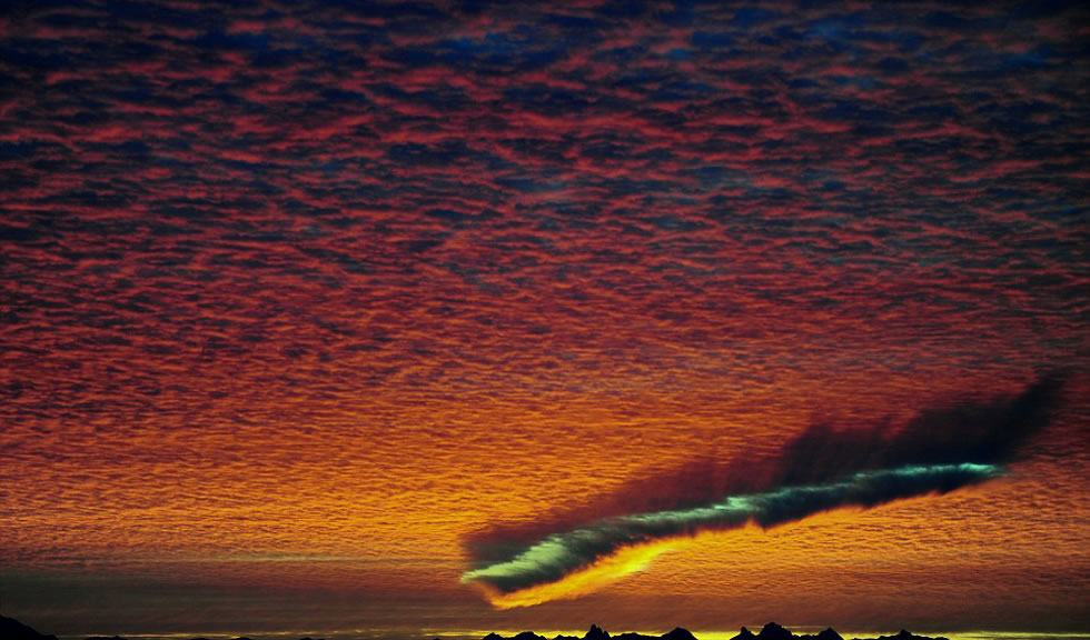 穿洞云为空中的直径约数百公尺的云洞,又被称作雨幡洞云。