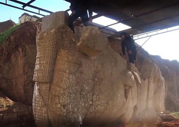 圣战者又破坏公元前9世纪的带翼公牛亚述石像