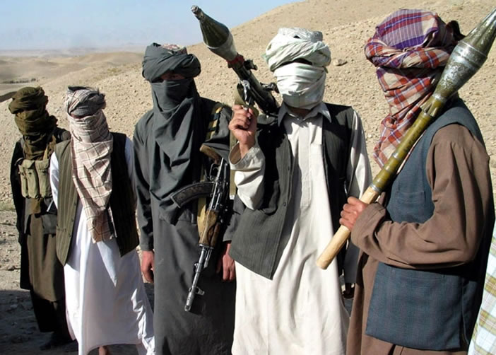 武装分子杀害平民的同时,也破坏极具历史价值的文物。图为塔利班武装分子。