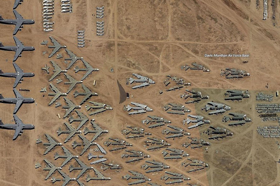 图中罗列出各种航空器的分布位置,通过卫星图像我们很容易看到各种摆放整齐的军用飞机,早期的战斗机也可以在这里找到。随着卫星观测分辨率的提升,我们能够在电脑屏幕前了