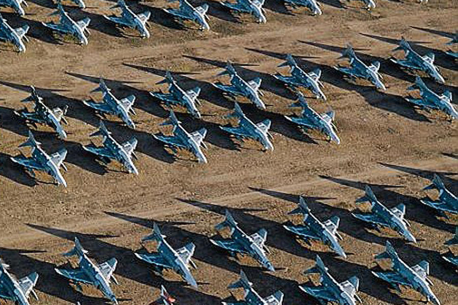 飞机墓地大小相当于1300个足球场,里面的飞机都整齐摆放。技术人员会将发动机、弹药、线路以及电子产品通过拆除,这可以降低现役飞机的回收成本。状态良好的退役飞机进