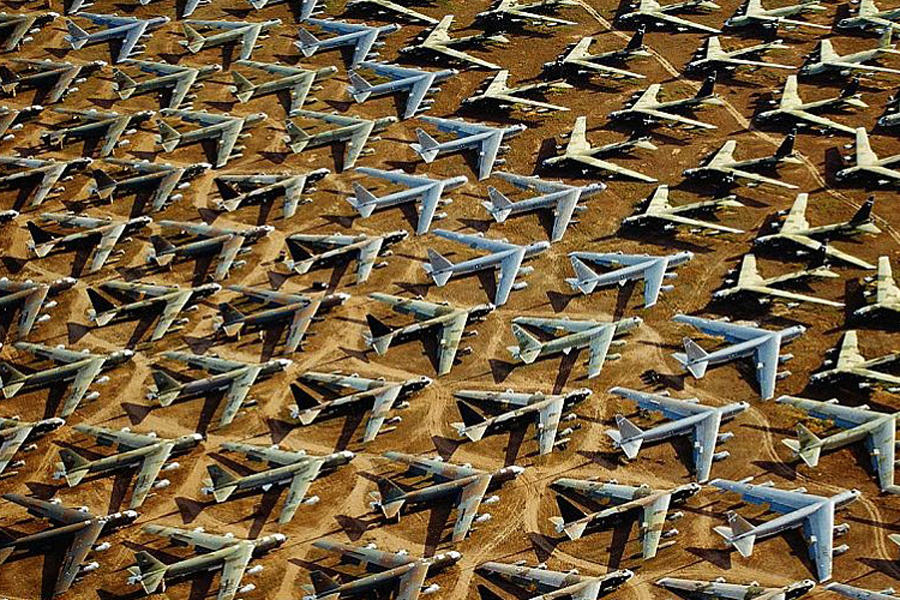 前些日子,美军在飞机墓地中选了一架B-52进行重新翻修,最后再次服役,内部损坏的部分燃油管和液压系统进行了更新,并于2月13日重新升空。驾驶B-52的凯斯