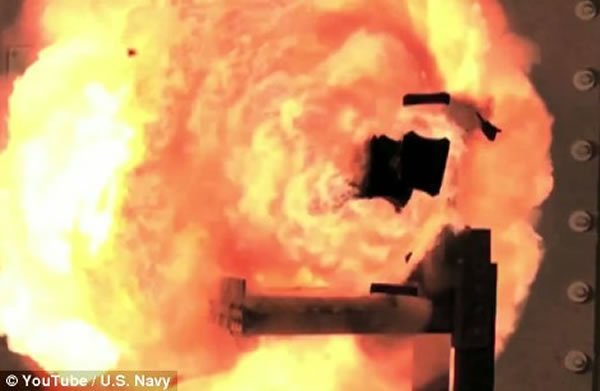 这种武器之所以叫轨道炮,是因为它有两个平行的轨道。