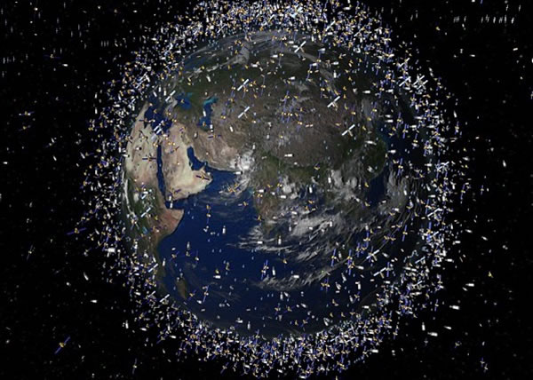 目前有22000件太空垃圾围绕地球,对太空卫星和国际太空站构成危险。