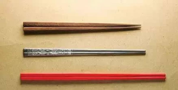 中日韩筷子大不同,上至下:日本筷、韩国筷、中国筷。