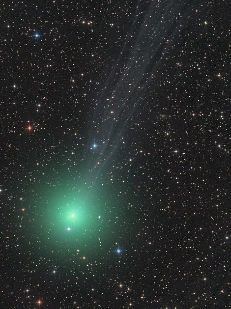 �������ڲ�ͬ����ɫ��â������˫ԭ��̼����������̼ԭ����ɵ�̼���ӣ����������������̫�������������·���ӫ�⡣������β�����ں���һ����̼����˷������⡣