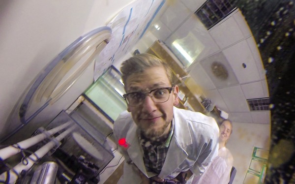 美国实验室章鱼不满被观察 用GoPro反拍摄影师再吞掉