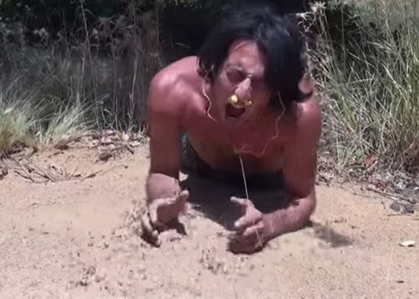 澳洲动物纪录片工作者“野男”Andrew Ucles脱去上衣睡到蚂蚁窝任咬