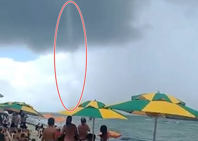 水龙卷(红圈示)突然袭向海滩,一众泳客不知所措,只能呆望
