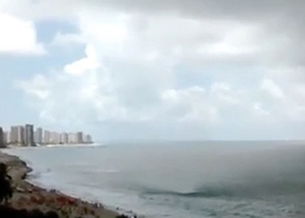 有泳客拍得水龙卷构成一刻,向海滩袭来。