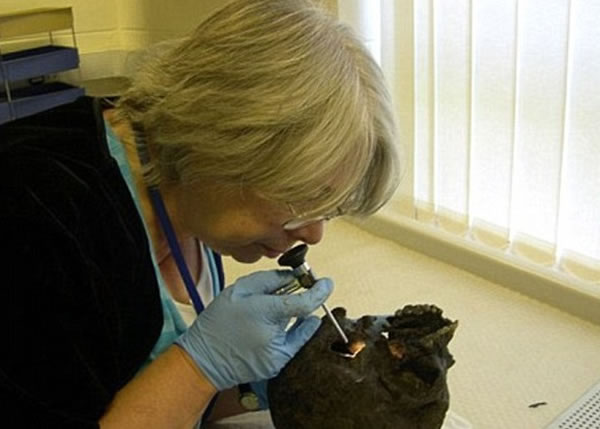 考古学家透过人头骨的碳含量,确定死者来自公元前6世纪。