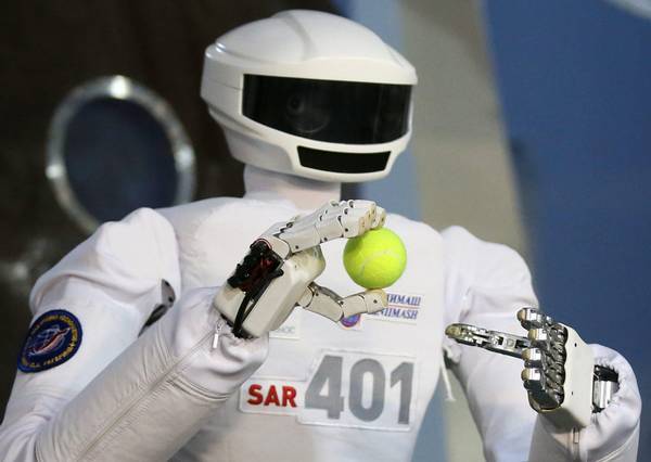 俄罗斯专家研制出有望为宇航员代劳的SAR-401型仿真机器人