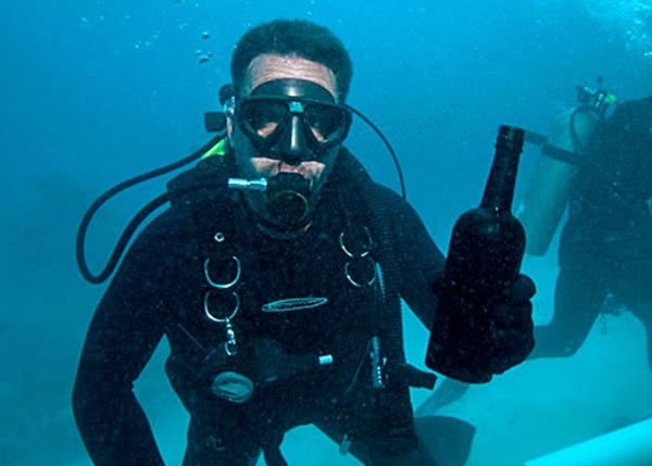 潜水人员于百慕大海域,发现酒龄约有151年的佳酿。