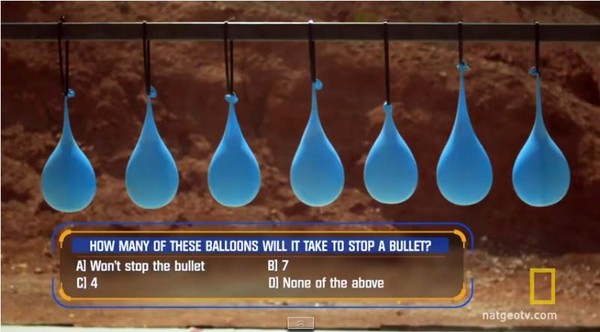 节目就「多少颗水球能挡下1颗子弹」提问,列出了选项给观众们选择。