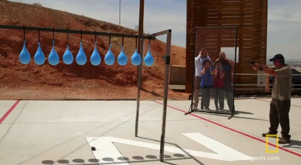 答案是:子弹射穿了3颗水球后,被水缓冲,停留在第4颗水球。