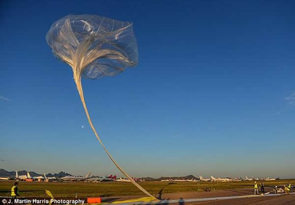 这个高空热气球把一个新的高灵敏度的仪器携带到了距地面19.8英里的大气中。