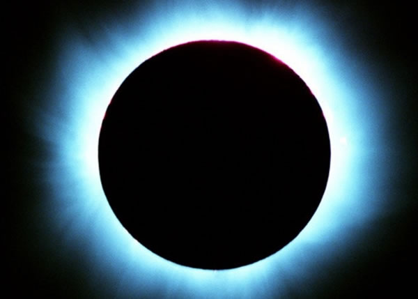 欧洲下周五将出现日全食,可能会对电网造成极大压力。图为1999年日全食现象。(资料图片)